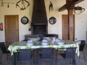Porche con barbacoa en casa rural Haritzalotz, Zurucuáin, Tierra Estella :: Agroturismo en Navarra