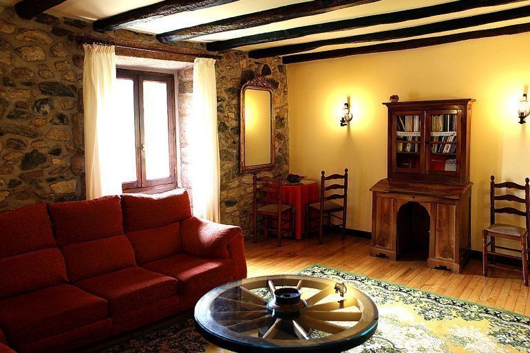 Casa rural Jauregia, Aniz, Valle de Baztán, salón :: Agroturismo en Navarra
