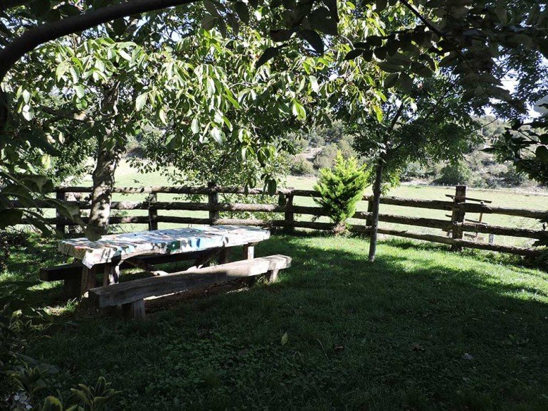 Jardín de casa rural Etxeberri, Goldaratz :: Agroturismo en Navarra