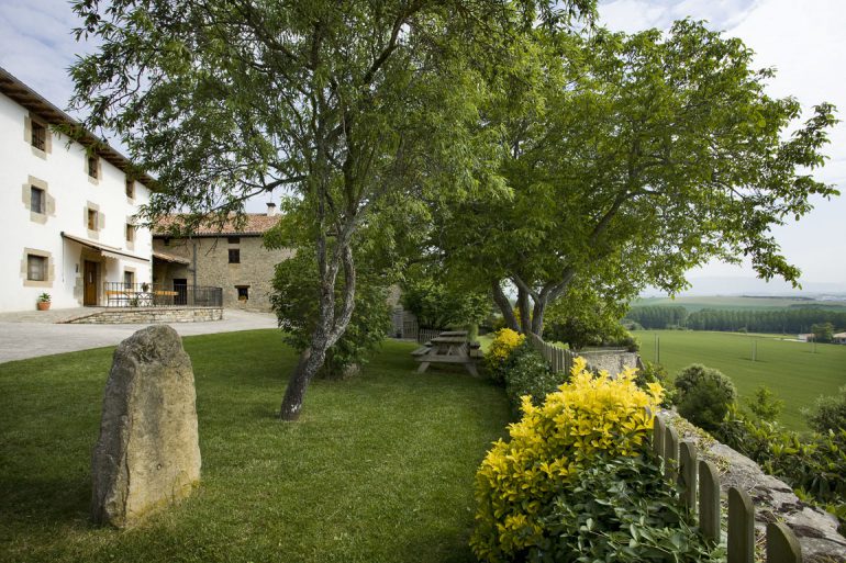 Casa rural Loretxea, jardines y vistas :: Agroturismo en Navarra