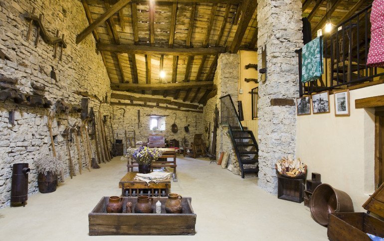 Casa rural Loretxea, Izkue, en las cercanías de Pamplona. Agromuseo :: Agroturismo en Navarra