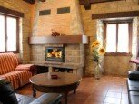 Salón con chimenea en casa rural Antxitorena :: Agroturismos en Navarra