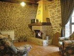 Salón con chimenea en casa rural Kastonea, Erratzu, valle de Baztan :: Agroturismos en Navarra