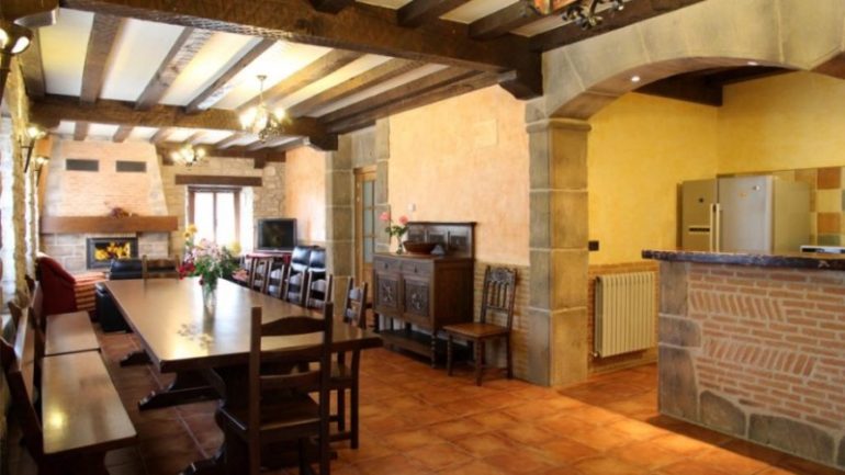 Salón-comedor con chimenea en Casa Rural Matxiñena :: Abelore, Casas Rurales de Agroturismo en Navarra