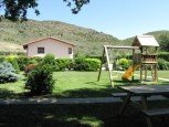 Jardines y zona de juegos infantiles en casa rural Ibarbasoa, Moriones :: Agroturismos en Navarra