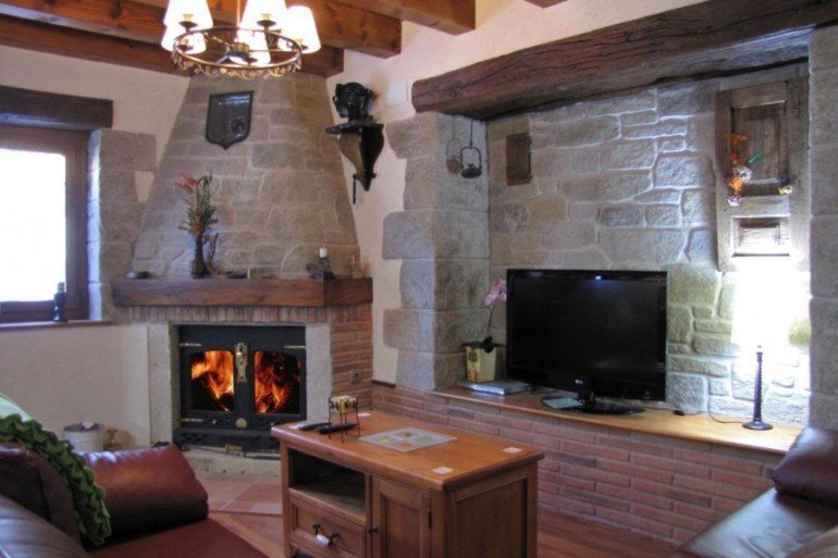 Salón con chimenea en casa rural Enarakabi, Urrizelqui :: Agroturismos en Navarra