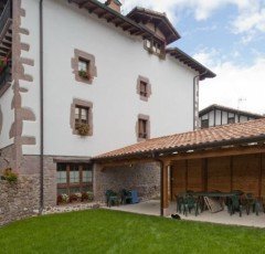 Porche y jardín de casa rural Kastonea, Erratzu, Valle de Baztan :: Agroturismo en Navarra