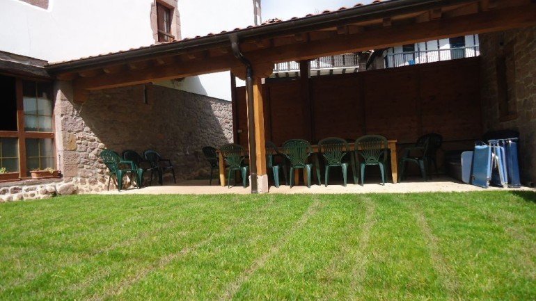 Porche y jardín de casa rural Kastonea, Erratzu, Valle de Baztan :: Agroturismo en Navarra